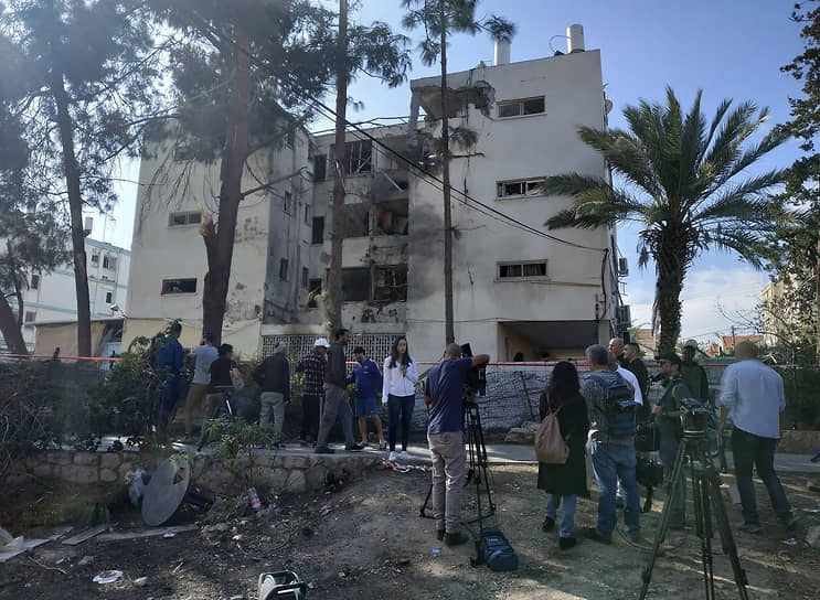 Израильская армия в ответ нанесла удары более чем по 70 объектам на палестинской территории. В результате взаимных ударов погибли несколько человек, десятки были ранены&lt;br>
На фото: разрушенный дом в израильском Ашкелоне, в котором погиб палестинский рабочий при обстреле из сектора Газа