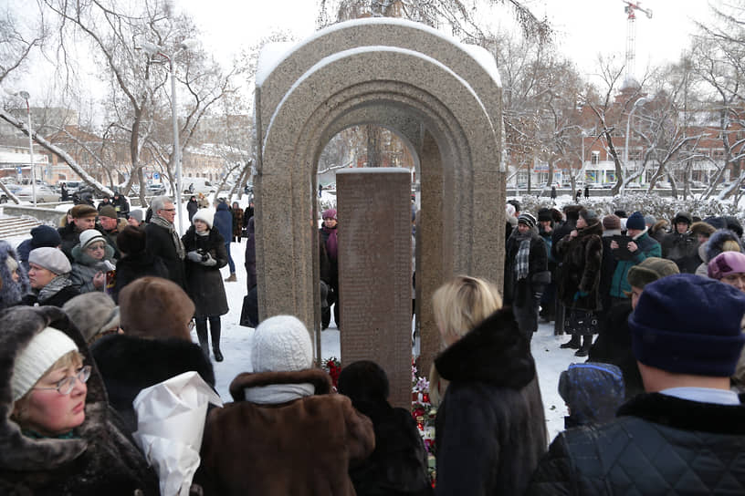 Возложение цветов к мемориалу в память о погибших при пожаре в клубе