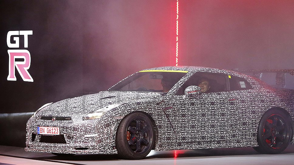 Самый быстрый суперкар от Nissan — новый GT-R, «прокаченный» в ателье NISMO. Снаружи отличий от предшественника немного: другой обвес, иной формы бампера. Двигатель доработан более серьезно: штатный 3,8-литровый мотор выдает теперь 591 л.с (вместо 545). Под более мощный мотор переделана и подвеска