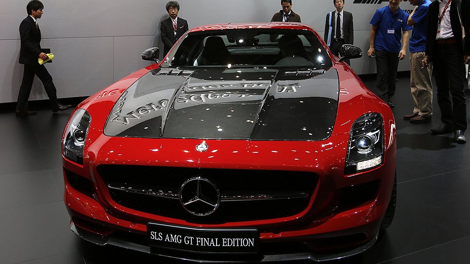 Суперкар Mercedes SLS AMG будет снят с конвейера летом 2014 года. Финальная его версия показана в Токио, машину выпустят ограниченным тиражом в 350 экземпляров. На смену SLS придет новая модель  AMG GT, но дверей в стиле «крылья чайки» у нее уже не будет