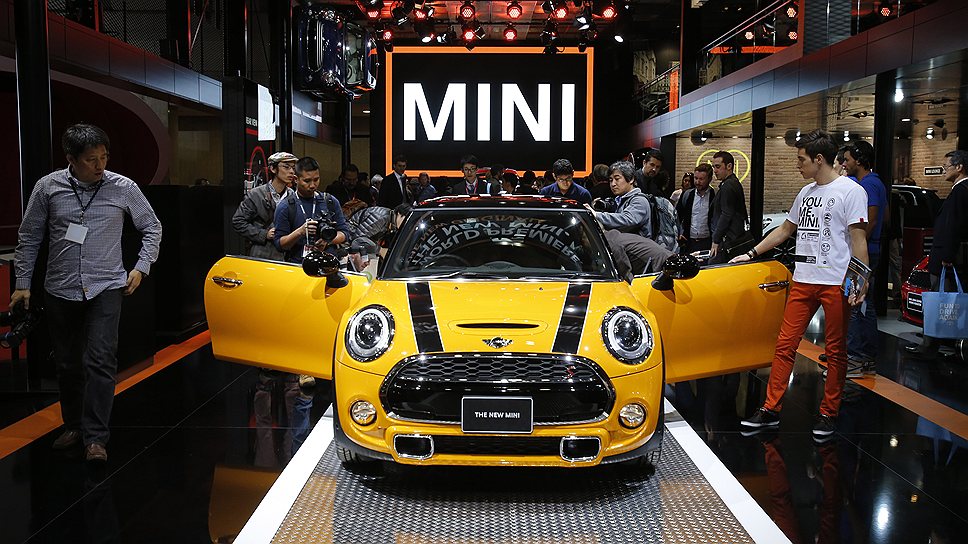 Новый Mini Cooper, на первый взгляд, мало чем отличается от предшественника. На самом деле он почти на 10 см длиннее и на 5 см шире. Объем багажника увеличился на треть. Полностью обновилась и линейка двигателей. Машину начнут продавать весной, цены — от €18 тыс.