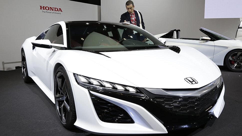 Honda показала прототип гибридной версии суперкара NSX, производство которого стартует в 2015 году. 3,5-литровый бензиновый двигатель вращает задние колеса, два электродвигателя — передние. Суммарная мощность установки составит более 400 л.с.
