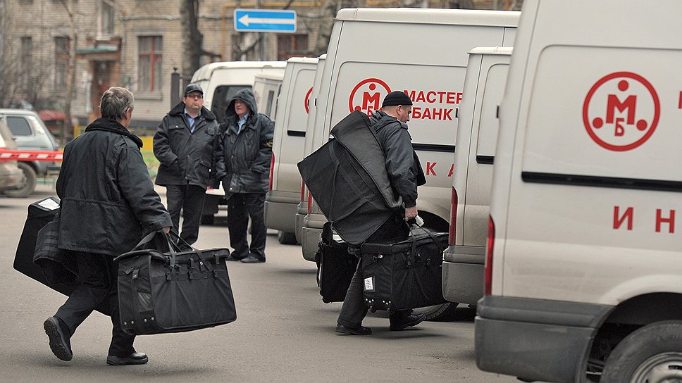 Об отзыве лицензии у Мастер-банка ЦБ объявил сегодня утром на своем сайте. В своем сообщении регулятор указал целый ряд причин, по которым была отозвана лицензия: неисполнение нормативных актов ЦБ и законов, регулирующих банковскую деятельность, существенная недостоверность отчетности, неоднократные нарушения статьи 7 закона «О противодействии легализации (отмыванию) доходов, полученных преступным путем, и финансированию терроризма»