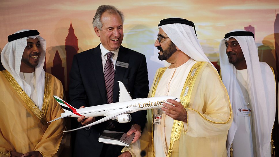 Председатель корпорации Boeing  Джеймс Мак Нирни (второй слева) и премьер-министр ОАЭ Мохаммед аль-Мактум