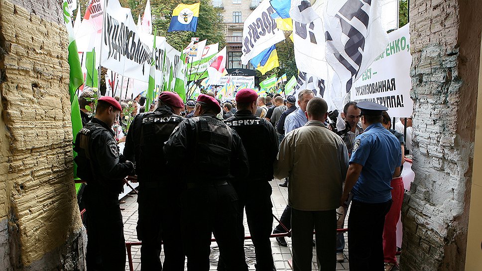 7 июля 2011 года. На митинге сторонников Юлии Тимошенко у здания Печерского суда опоозиционеры были настроены достаточно жестко. Несколько человек попытались перелезть через заграждение. В ответ правоохранительные органы применили силу