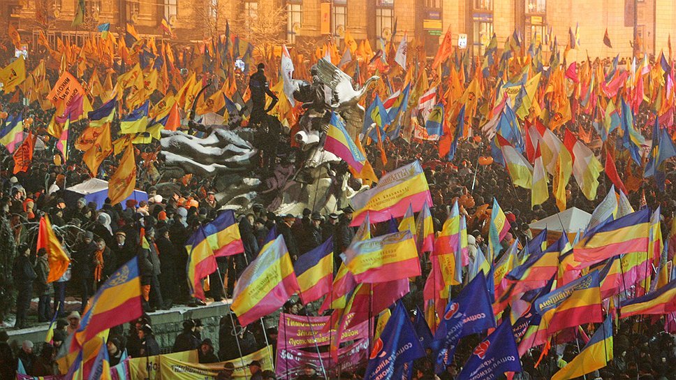 22 ноября 2005 года тысячи украинцев собрались на Майдане в годовщину «оранжевой революции»