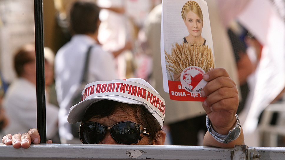 25 августа 2011 года в центре Киева прошли акции в поддержку экс-премьер-министра Украины Юлии Тимошенко, после того как 5 августа 2011 года при рассмотрении судом «газового» дела госпожа Тимошенко была арестована