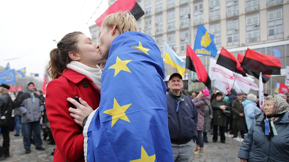 24 ноября на майдане Незалежности и Европейской площади в центре Киева прошли акции протеста против приостановки евроинтеграции Украины
