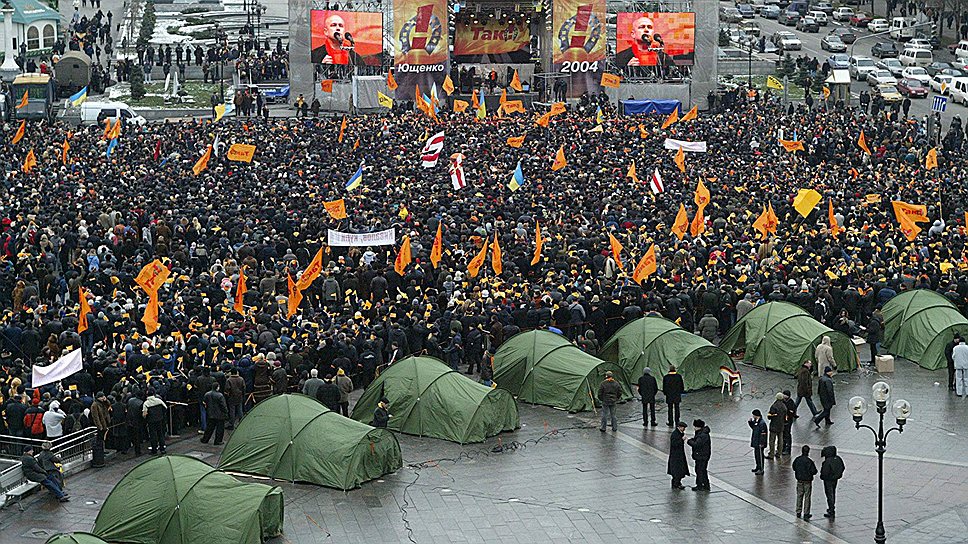 Протестующие не уходили с майдана Незалежности больше месяца и жили на площади в палатках