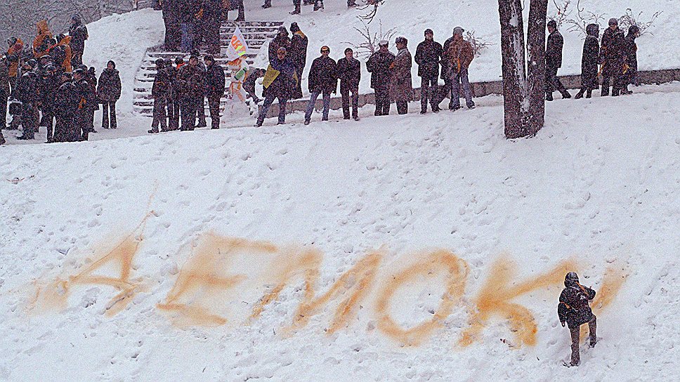 Майдан Незалежности стал ареной «оранжевой революции» — массовых протестов оппозиции, не признавшей победы Виктора Януковича на выборах 21 ноября 2004 года (на фото — первый митинг 22 ноября)