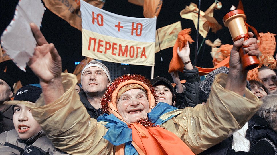 27 декабря 2004 года на следующий после повторных выборов президента Украины сторонники победившего Виктора Ющенко провели митинг в поддержку своего кандидата (на фото — один из символов «оранжевой революции» — бабка Параска)
