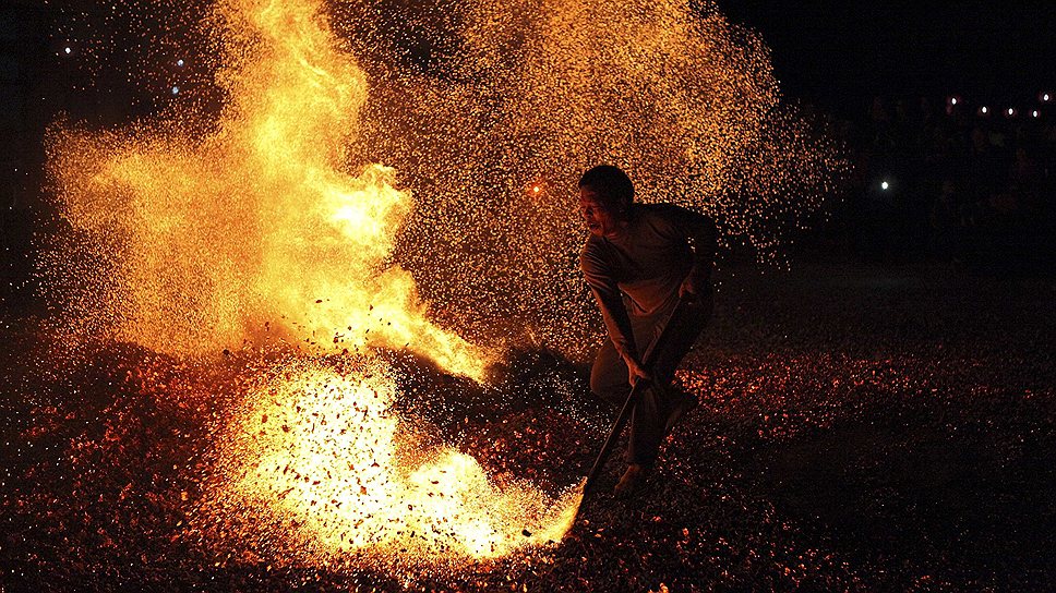 Ритуальная «огненная прогулка» в Китае