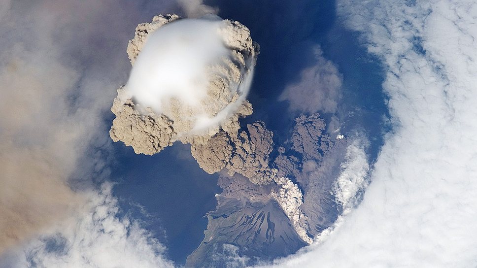 Вид на извержение вулкана Пик Сарычева с Международной космической станции
