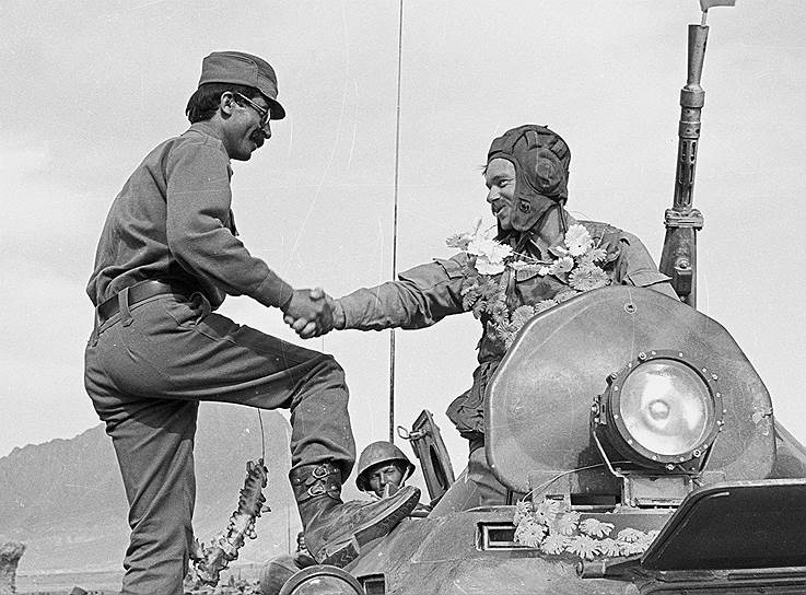 Дауд изгнал из Афганистана советских военных и политических советников и начал реформы, но в 1978 году в результате военного переворота был убит. К власти пришел генсек марксистской Народно-демократической партии Афганистана Нур Мухаммед Тараки
