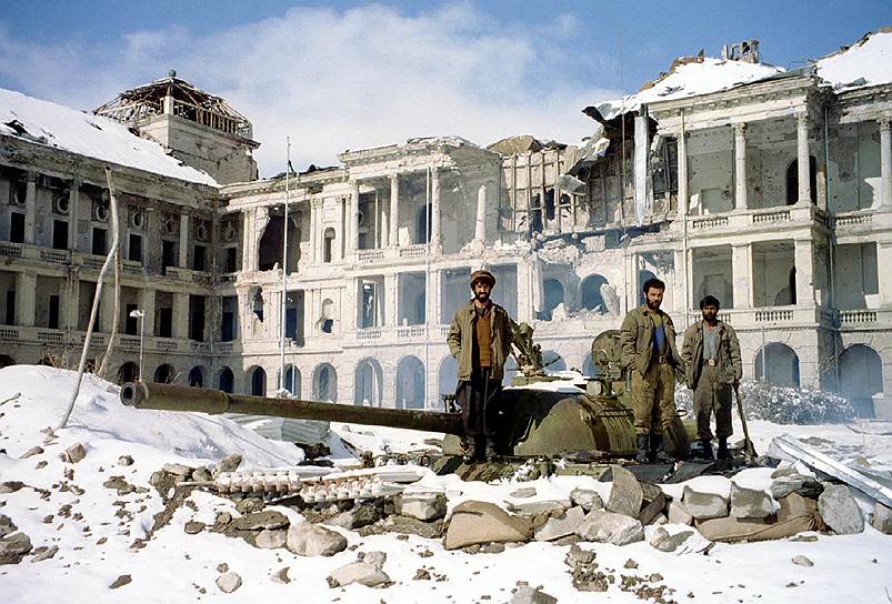 После терактов 11 сентября 2001 года власти США при поддержке стран НАТО приняли решение о вторжении в Афганистан с целью борьбы с талибами, укрывшими у себя Усаму бен Ладена. Операция «Несокрушимая свобода» началась 7 октября, а ровно через два месяца пал последний оплот талибов, город Кандагар, и движение перешло к партизанской войне