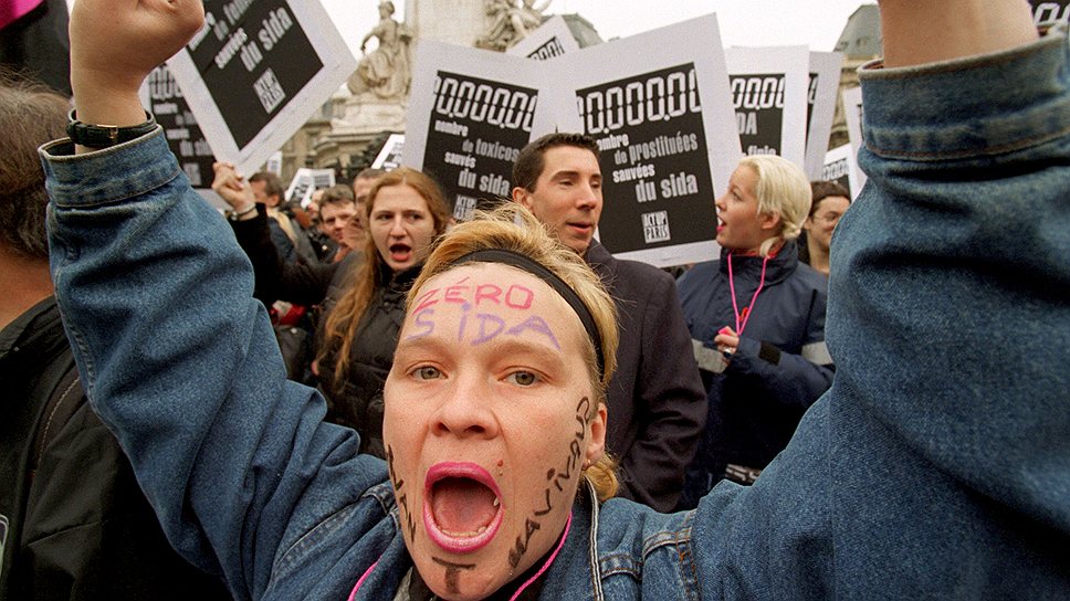 Демонстрация в Париже 1 декабря 1996 года. В том же году была создана Объединенная программа ООН по борьбе со СПИДом (UNAIDS)