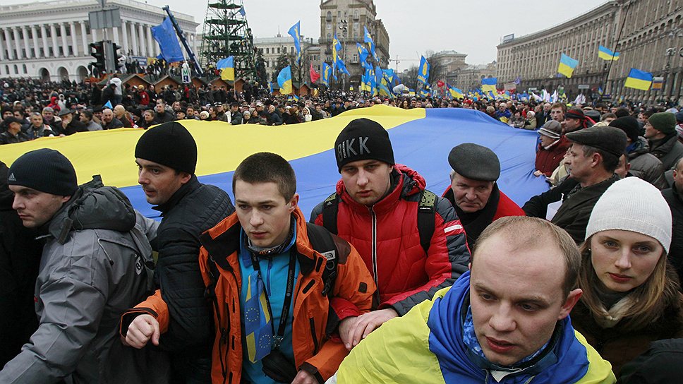 Послы Евросоюза и США призвали власти Украины провести всеобъемлющее расследование событий 30 ноября, когда бойцы «Беркута» разогнали митингующих на майдане Незалежности, а также приложить максимум усилий, чтобы не допустить заострения ситуации в стране