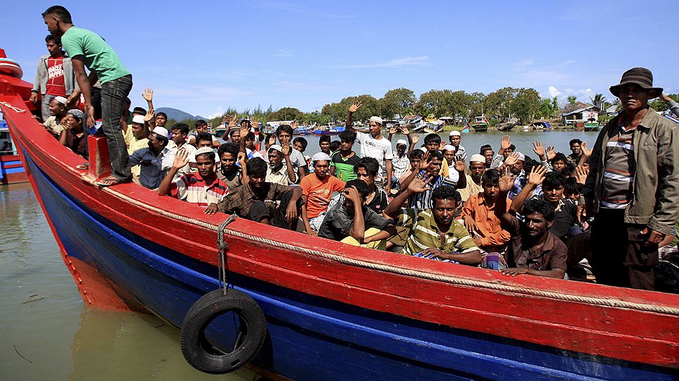 Мигранты из Рохингьи в порту Ачеха (о.Суматра). Их лодка затонула в результате шторма. Всех, кто находился на борту, удалось спасти 