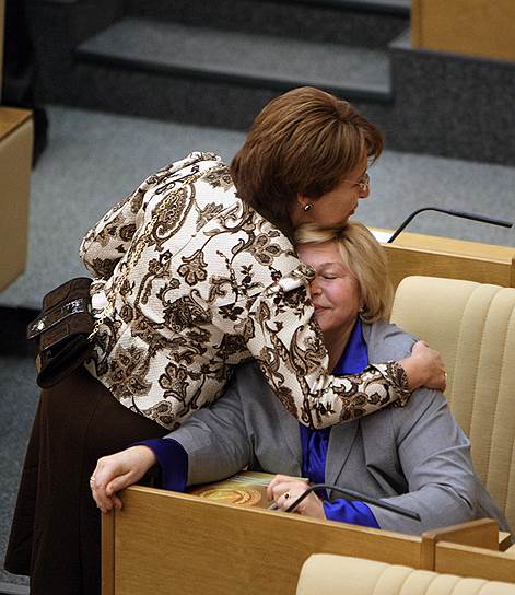 Депутаты Оксана Дмитриева (слева) и Елена Драпеко, 2010 год 