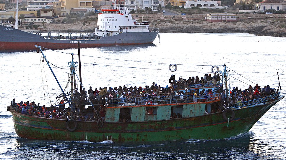 Италия столкнулась с наплывом мигрантов два года назад, после начала сирийской войны. Ежедневно к итальянским берегам приплывают около 400 мигрантов