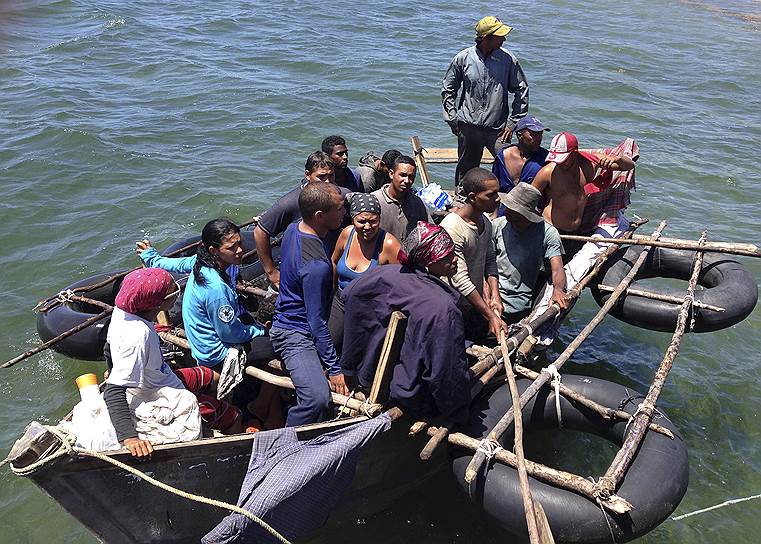 Кубинские мигранты на самодельной лодке  