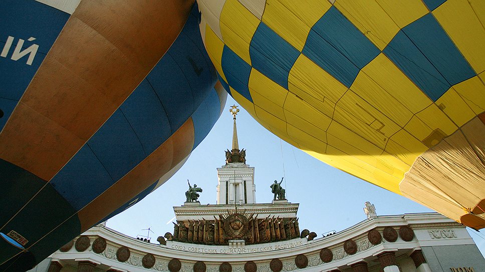 Начало старта международного спортивного перелета тепловых аэростатов Россия--Украина. Мероприятие прошло в рамках года России на Украине и было приурочено к 100-летию авиации и 200-летию со дня первого официального подъема аэростата в России