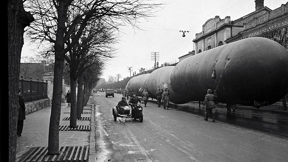 Во время Второй мировой войны аэростаты стали применять для защиты городов, военных объектов и т. д. Аэростаты заграждения использовались для того, чтобы повреждать самолеты при столкновении с тросами, оболочками или подвешиваемыми на тросах зарядами взрывчатого вещества. Кроме того, наличие аэростатов заставляло вражеские самолеты летать на больших высотах и затрудняло прицельное бомбометание с пикирования