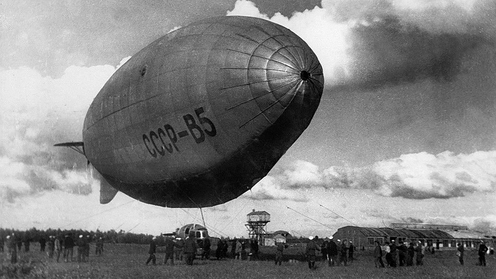 В феврале 1933 года советские и итальянские инженеры построили первый дирижабль полужесткого типа «СССР В-5». Его первый полет состоялся 27 апреля 1933 года и продолжался 1 час 15 минут. В мае 1933 года его приняли в эксплуатацию после государственных приемных испытаний. Прежде всего он предназначался для ознакомления советских специалистов с технологией строительства полужестких дирижаблей, обучения экипажей и наземного персонала. За год он совершил более 100 полетов, но его оболочка была ненадлежащего качества, выпуская много водорода. Из-за этого дирижабль приняли решение разобрать