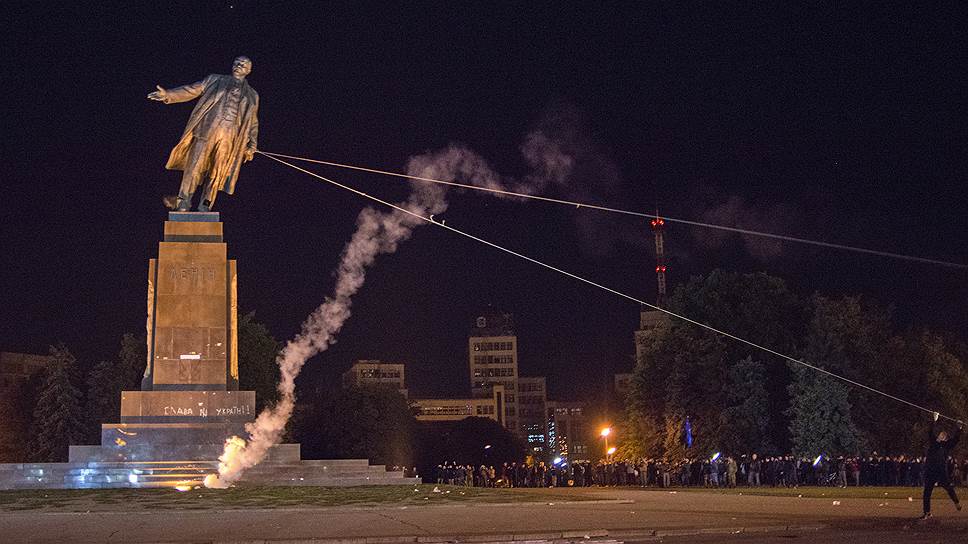 28 сентбяря 2014 года памятник Владимиру Ленину был разрушен митингующими на площади Свободы в центре Харькова. Крупнейший на Украине памятник вождю пролетариата после многочасовых усилий демонтировали при помощи тросов и крана. Было возбуждено уголовное дело, но советник главы МВД Антон Геращенко позднее сообщил, что снос памятника был санкционирован: соответствующее распоряжение подписал губернатор Харьковской области