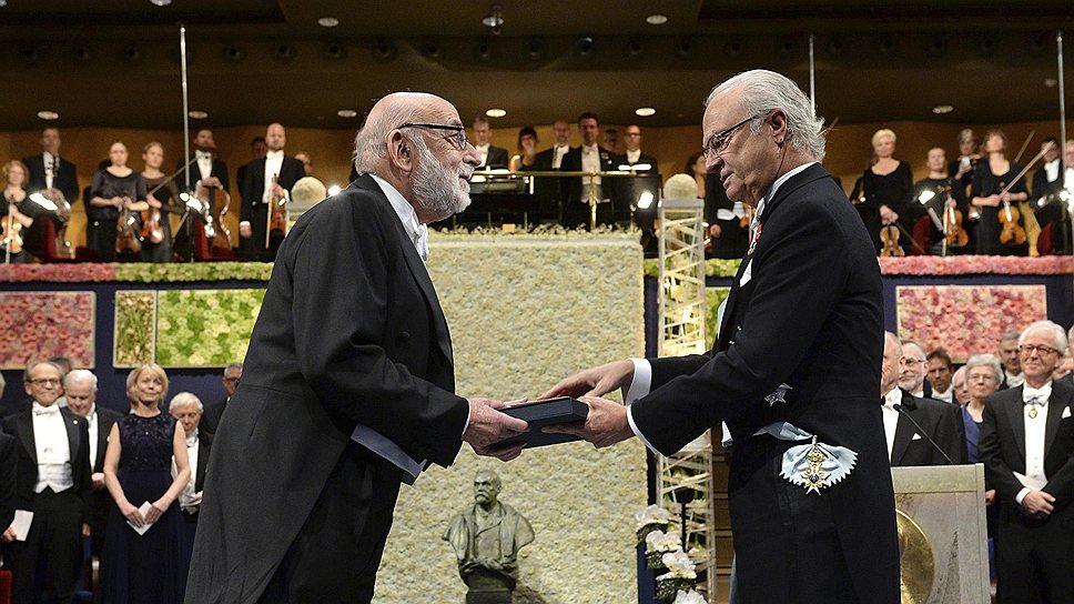 Бельгийский ученый Франсуа Энглер (слева) получает премию по физике «за теоретическое описание механизма, позволяющего лучше понять возникновение массы у субатомных частиц»