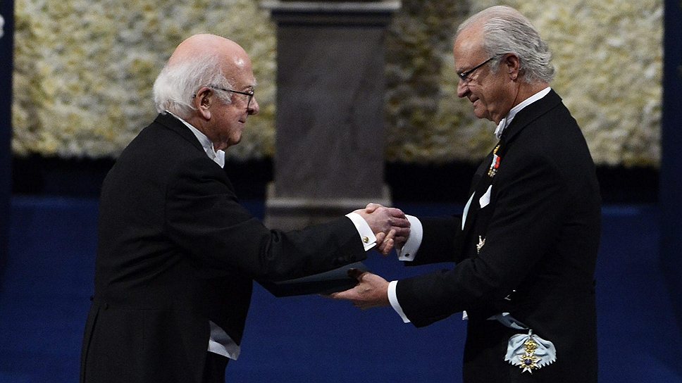 Король Швеции Карл Густав (справа) вручает премию британскому физику Питеру Хиггсу за предсказание элементарной частицы, известной как «Бозон Хиггса». 84-летний ученый вчера стал самым пожилым лауреатом премии