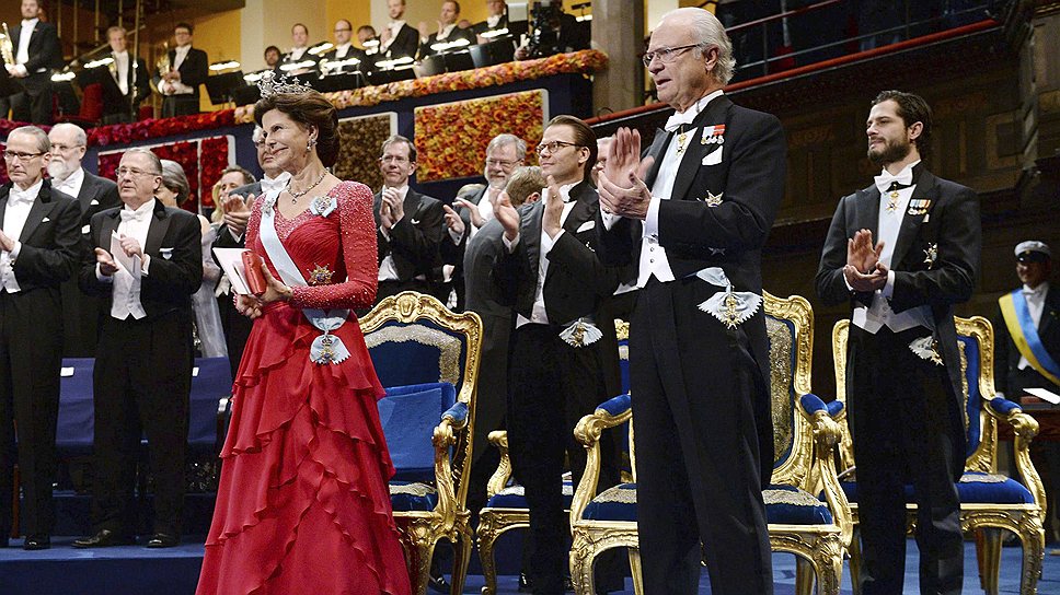 Слева направо: королева Сильвиа, принц Даниель, король Швеции Карл Густав и принц Карл Филип на торжественной церемонии в Стокгольме