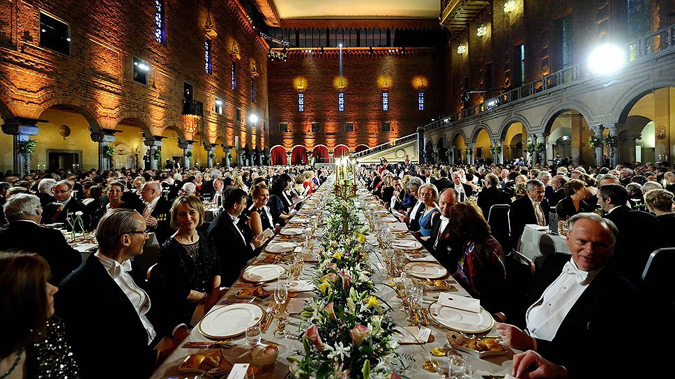 После церемонии вручения премий в Голубом зале городской ратуши Стокгольма прошел традиционный банкет в честь нобелевских лауреатов