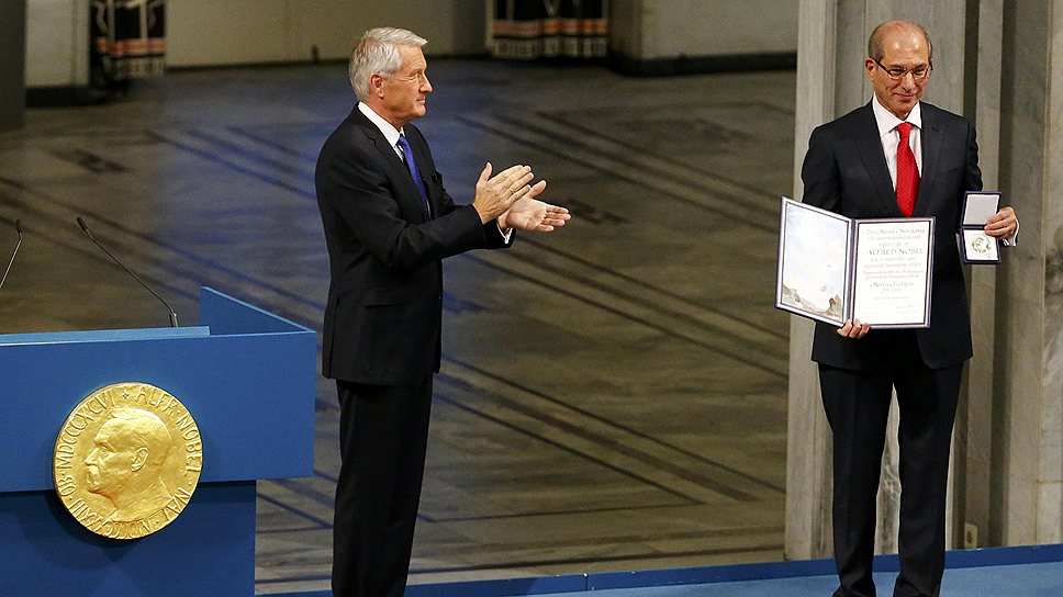 В Осло 10 декабря вручали Нобелевскую премию мира. В этом году ее удостоилась Организация по запрещению химического оружия (ОЗХО), диплом и медаль лауреата получил генеральный директор Ахмет Узюмджю (справа)