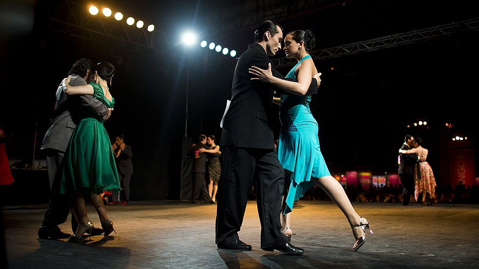 Танго в таком виде, как мы его знаем сейчас, впервые начали танцевать в бедных эмигрантских кварталах Аргентины. Премьера танго на сцене прошла 29 сентября 1897 года в Буэнос-Айресе в театре «Олимп», где состоялась премьера спектакля «Креольский суд»