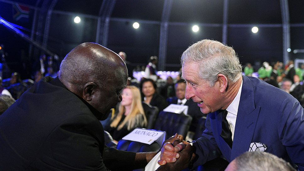 Принц Чарльз (справа) приехал почтить память первого чернокожего президента ЮАР