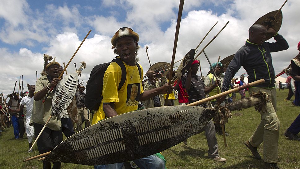 Церемония погребения проходила по традициям племени тембу, к которому принадлежит Нельсон Мандела (соплеменники называли его Мадиба)