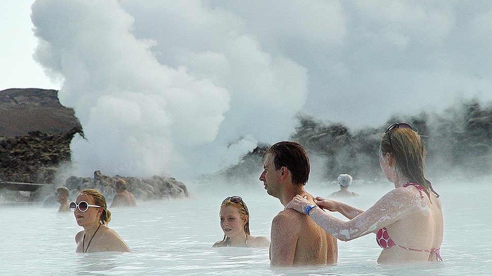 Геотермальный комплекс Blue Lagoon  («Голубая лагуна») — один из самых популярных курортов Исландии, открыт еще в середине 80-х годов. Ежегодно его посещают около 300 тыс. человек. «Голубая лагуна» — это комплекс вулканических озер, которые обладают лечебными свойствами
