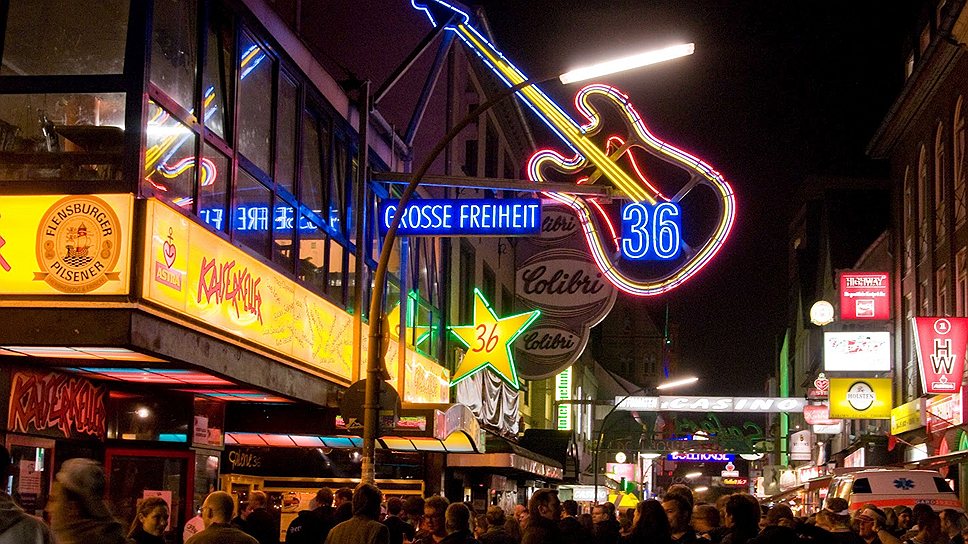 Самое популярное место для «чекинов» в Гамбурге — улица Рипербан. Это центр ночной жизни Гамбурга. Немцы называют ее «Греховной милей», так как именно там находится квартал красных фонарей с присущими ему секс-шопами, стрип-клубами, публичными домами и секс-музеями. Кроме того, здесь множество ресторанов, ночных клубов, кафе, дискотек и баров. Самое известное место в квартале — Davidwache, полицейский участок, который находится на южной стороне Рипербана. В определенное время здесь разрешена  уличная проституция. На некоторые участки улицы запрещен вход женщинам и детям. Именно в клубах Рипербана The Beatles начинали свою карьеру