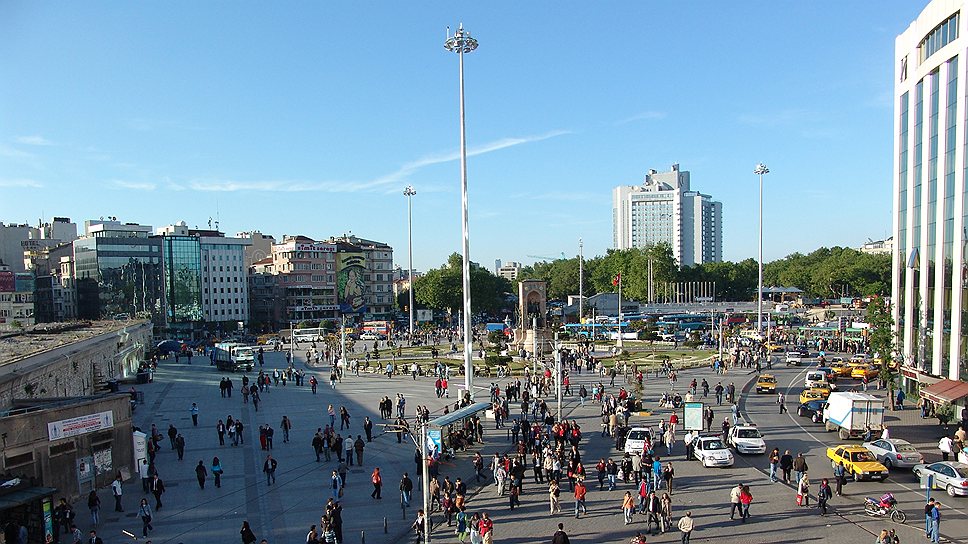 Площадь Таксим в Стамбуле попала в список мест с большим количеством «чекинов» после начавшихся в Турции беспорядков. В мирное время площадь привлекает туристов множеством расположенных здесь гостиниц и магазинов