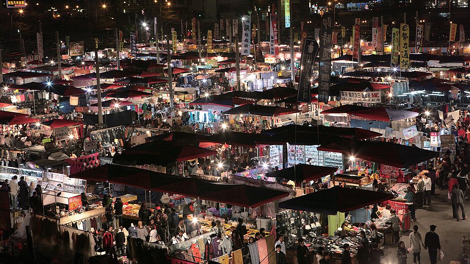 Цветочный ночной рынок в Тайнане (Таиланд) был построен специально для туристов в 1999 году. Это самый крупный и самый популярный рынок в городе даже несмотря на то, что работает лишь три дня в неделю
