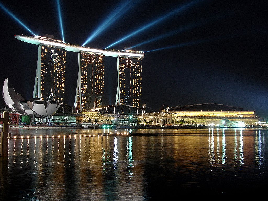 Отель Marina Bay Sands в Сингапуре многие называют восьмым чудом света. Строительство велось четыре года, и на сегодняшний день это крупнейший отель Юго-Восточной Азии. На уровне 54-го этажа расположен бассейн длиной 150 м 