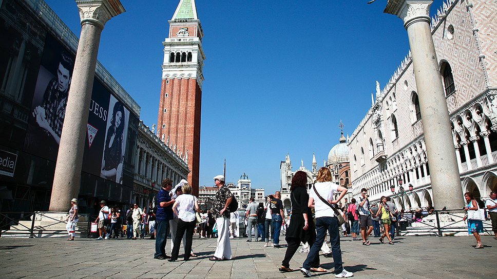 Венеция ежегодно привлекает тысячи туристов со всего мира. Город остается любимым местом молодоженов и пенсионеров, проводящих выходные в Европе