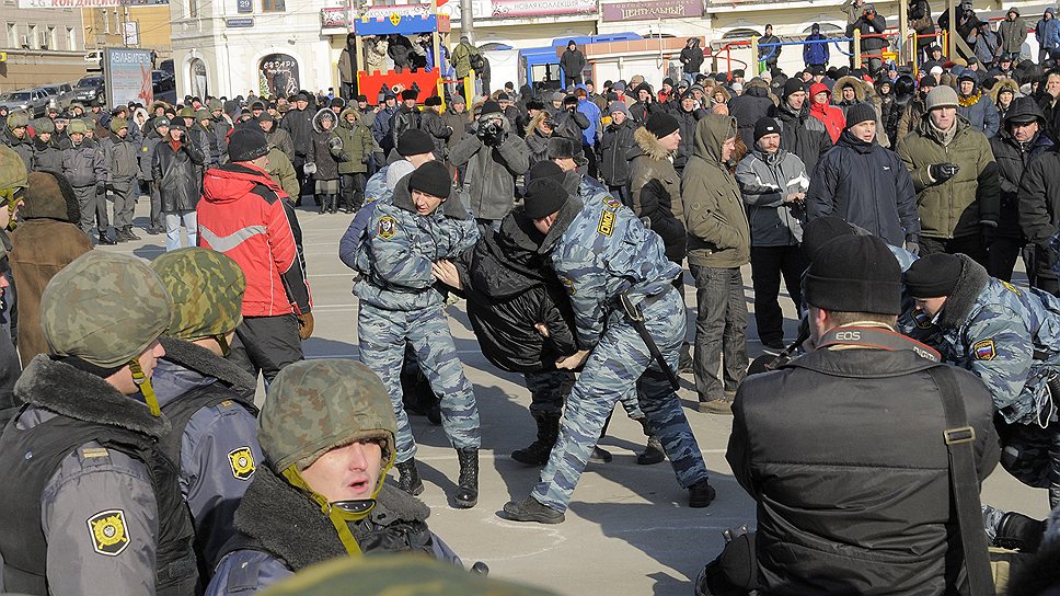 2008 год. Разгон подмосковным спецотрядом ОМОНа «Зубр» митинга автомобилистов, устроивших хоровод у Новогодней елки во Владивостоке