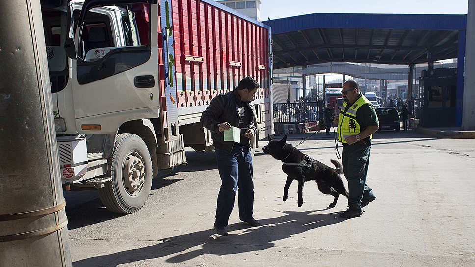При пересечении границы Марокко и Мелильи весь автотранспорт тщательно досматривается сотрудниками испанской гражданской гвардии и служебными собаками, но это не является достаточно эффективной мерой борьбы с притоком нелегальных мигрантов