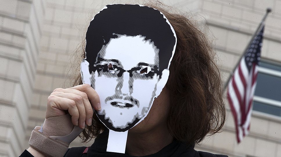 Бывший агент ЦРУ Эдвард Сноуден, которого американские власти обвиняют в шпионаже и краже госсобственности, попросил о предоставлении ему в России убежища и получил положительный ответ