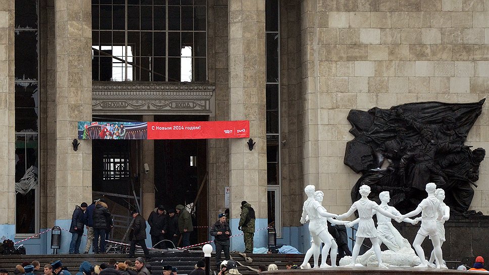 Предположительно, место для взрыва было выбрано из-за большого скопления людей: рамки для досмотра пассажиров на волгоградском вокзале расположены сразу у входа, а сразу за ними — основное электронное табло расписания поездов. Там же стоят и встречающие, поскольку рядом находится главный выход с путей