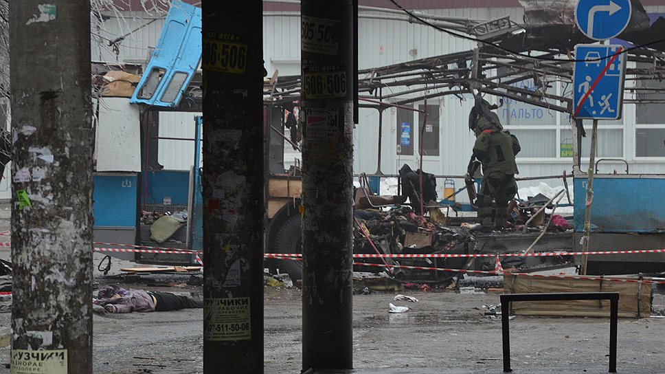 30 декабря в Дзержинском районе Волгограда неподалеку от городского рынка произошел взрыв в троллейбусе маршрута 15А, в результате которого погибли 14 человек, 28 — пострадали