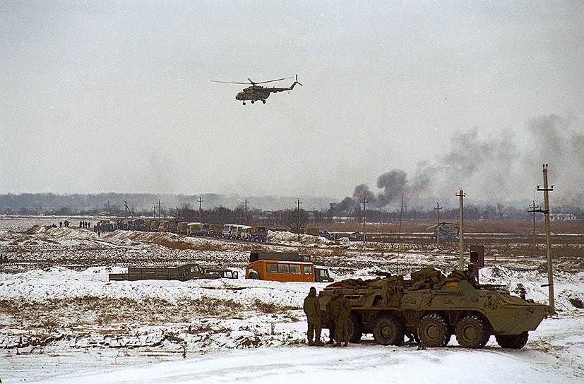 1996 год. Боевики под руководством Салмана Радуева и Хункара Исрапилова атаковали город Кизляр (Республика Дагестан). После столкновений с федеральными силами они взяли свыше 100 заложников в местной больнице и вместе с ними отступили в Чечню. Преступников остановили в районе села Первомайское. В результате теракта погибли 78 российских военнослужащих, сотрудников МВД и мирных граждан, ранены более 100 человек