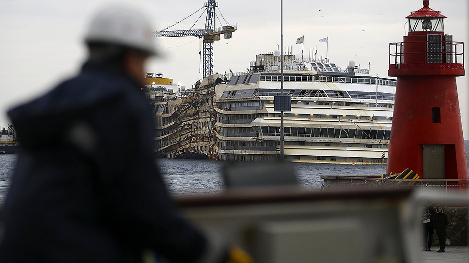 Ровно два года назад круизный лайнер Costa Concordia сел на мель нподалеку от острова Джильо на побережье Тосканы. Судно получило крупную пробоину и сразу же начало тонуть. На борту судна находились 4234 человек, среди них 108 граждан России